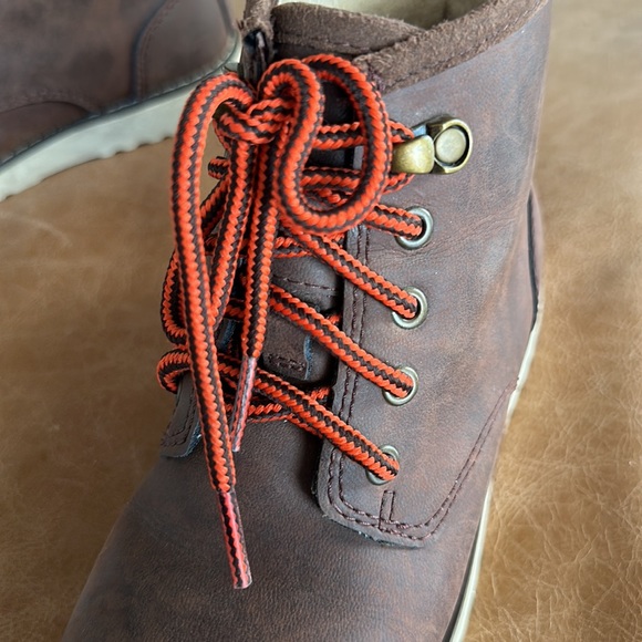 UGG 🥾kids leather and Sherpa lace up boots! EXCELLENT CONDITON! Size 11 - Picture 5 of 5